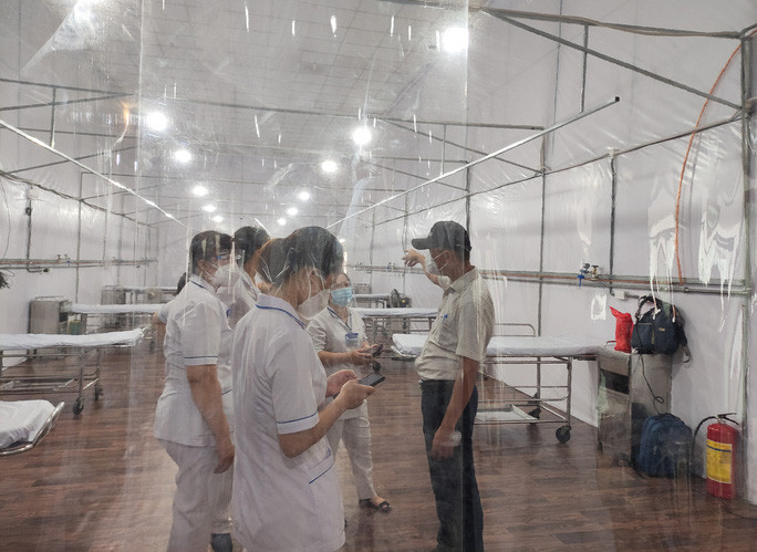 Không khí khẩn trương sáng 18/8 tại bệnh viện dã chiến.