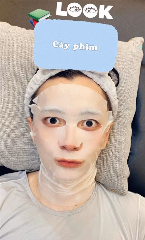 Ở nhà là phải dưỡng nhan thật cẩn thận nha "quý dị".