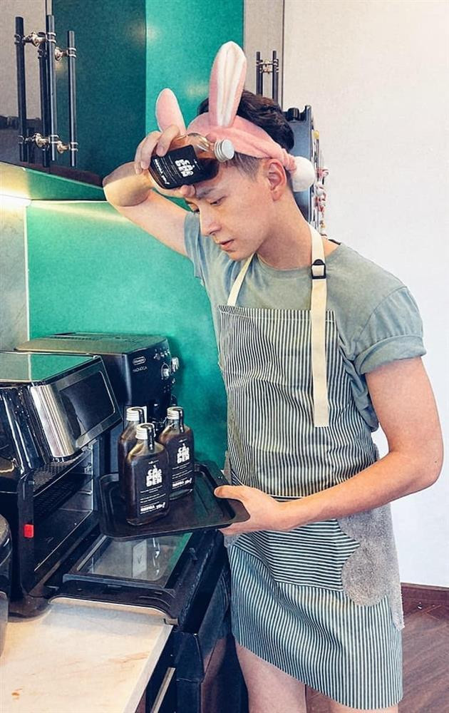 ồi Ngô Kiến Huy định đi... nướng cafe hay gì. Điểm nhấn khác trong khung hình là cặp giò cực nõn nà dưới chiếc tạp dề.