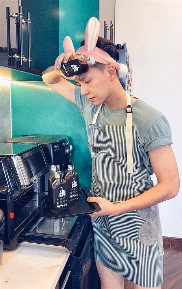 Rồi Ngô Kiến Huy định đi... nướng cafe hay gì. Điểm nhấn khác trong khung hình là cặp giò cực nõn nà dưới chiếc tạp dề.