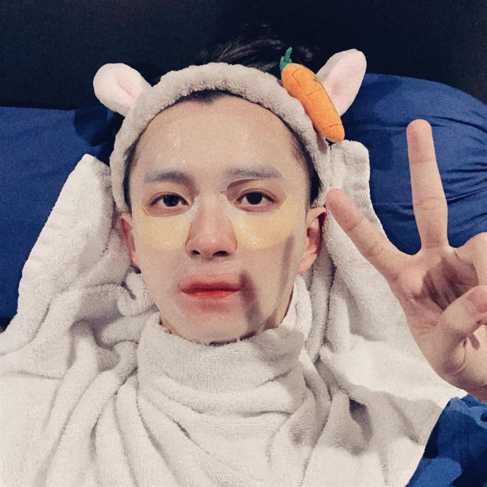 ình ảnh cho thấy Ngô Kiến Huy làm đẹp "có tâm" như thế nào, chẳng những đắp mặt nạ mà còn sử dụng miếng dán trị thâm mắt. Thế này thì chỉ có "xinh hết nấc".