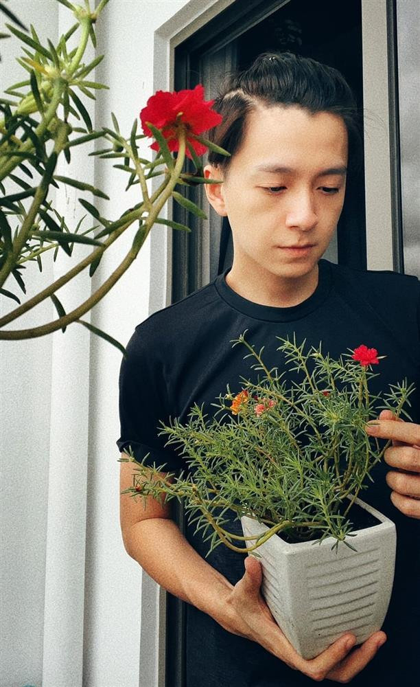 ình ảnh "bé bên hoa" của Ngô Kiến Huy khiến nhiều người thích thú, nét diễn thoảng buồn hợp cảnh hợp tình.