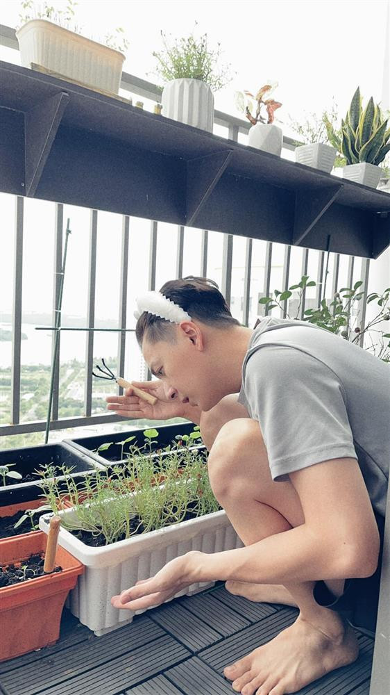 ình ảnh như đang "nói chuyện với cỏ cây" của Ngô Kiến Huy khiến nhiều bạn bè showbiz phải hỏi "Chế có thực sự ổn không?".