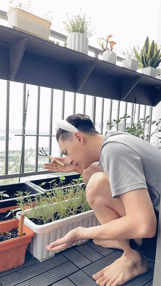 Hình ảnh như đang "nói chuyện với cỏ cây" của Ngô Kiến Huy khiến nhiều bạn bè showbiz phải hỏi "Chế có thực sự ổn không?".