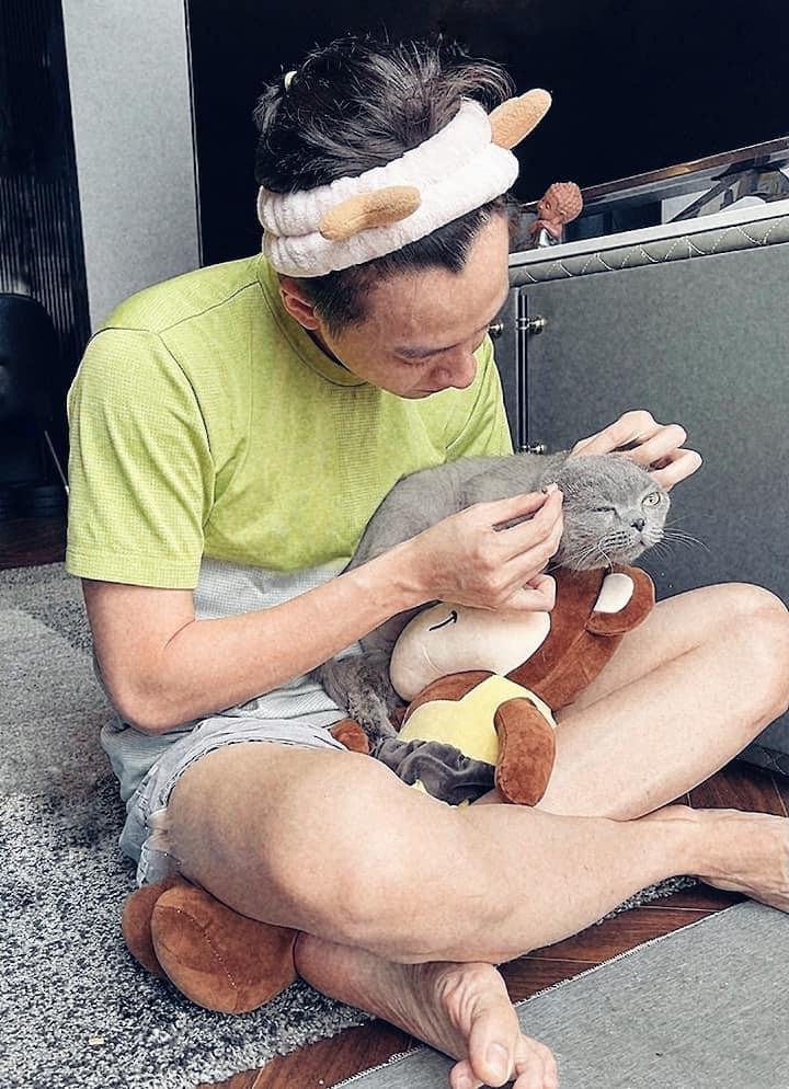 rong những ngày ở nhà, Ngô Kiến Huy dường như mang hết đồ đạc, phụ kiện ra làm đồ chơi. Nam ca sĩ đặc biệt yêu thích băng đô, có lẽ một phần là do tóc đã dài quá mà chưa thể cắt.