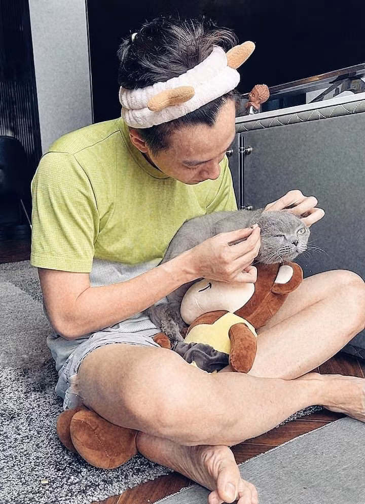 Trong những ngày ở nhà, Ngô Kiến Huy dường như mang hết đồ đạc, phụ kiện ra làm đồ chơi. Nam ca sĩ đặc biệt yêu thích băng đô, có lẽ một phần là do tóc đã dài quá mà chưa thể cắt.