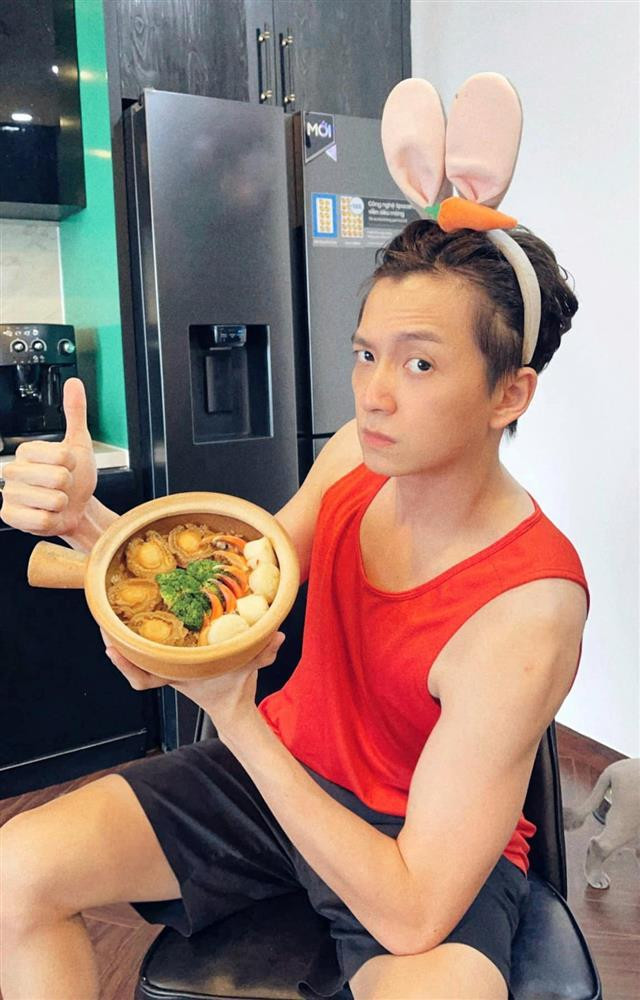 Bé Thỏ" khoe đồ ăn ngon nè.