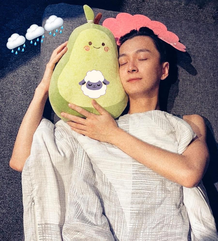 i ngủ cũng phải "điệu" hơn người mới chịu. Tuy nhiên, loạt ảnh trên thực chất chỉ mô tả tính cách "lầy lội" của Ngô Kiến Huy mà thôi, mang tinh thần mua vui trong những ngày chống dịch.