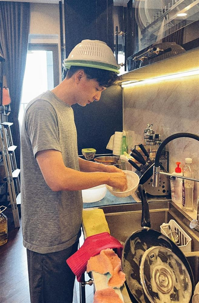 hanh niên ngày nay kỳ ghê, rửa chén nhưng phải đội "mũ bảo hiểm"?