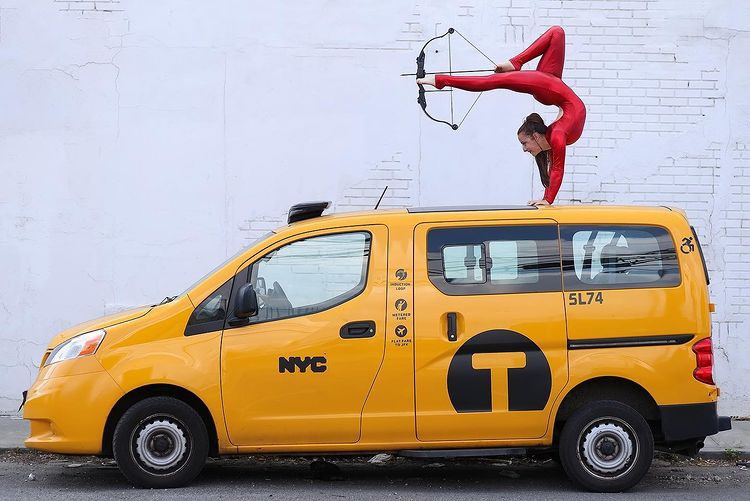 Orissa Kelly theo học thể dục dụng cụ từ năm 3 tuổi. Ở tuổi 17, cô kết thúc sự nghiệp thi đấu chuyên nghiệp. Tuy nhiên, nữ nghệ sĩ không dừng lại ở đó. Orissa Kelly tiếp tục theo học nhào lộn. Quyết định này đã giúp cô tạo ra màn bắn cung độc đáo.