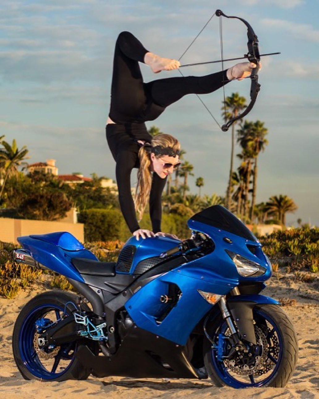 Onet Sport đưa tin Orissa Kelly nổi tiếng nhờ khả năng uốn dẻo khi bắn cung. Cô có thể thực hiện nhiều tư thế lạ mắt. Nổi bật trong số đó là bắn cung bằng chân.