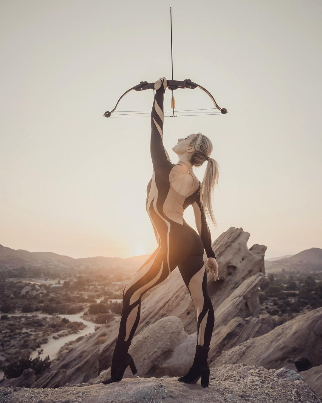 Khả năng nhào lộn, uốn dẻo trở thành trợ thủ đắc lực giúp Orissa Kelly thực hiện nhiều bộ ảnh nghệ thuật độc đáo.