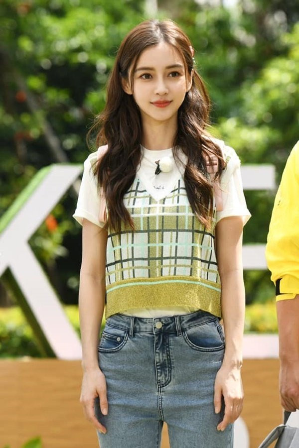 Áo gile cũng là một item "hot" trong mùa thu, bạn nếu thích phong cách layering thì hãy nhìn Angela Baby mix áo gile với áo thun trắng và quần jean cạp cao.