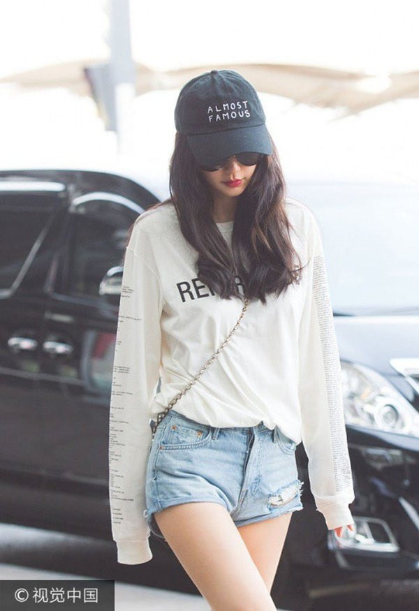 Cô có tài làm cho mọi nơi mình đi qua trở thành "sàn diễn" thời trang thứ thiệt. Hãy cùng học hỏi một vài cách mix đồ vừa "đỉnh" vừa sành điệu của nữ diễn viên xinh đẹp này nhé. Một chiếc áo len dệt kim dài tay phối cùng quần short jean với chất liệu không quá dày, không quá mỏng sẽ giúp bạn đi qua mùa thu một cách thật nhẹ nhàng.