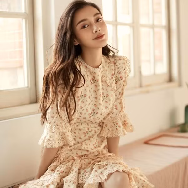 Nếu bạn là người theo đuổi phong cách vintage thì hãy học Angela Baby chọn chiếc váy có họa tiết cổ điển hoa nhỏ xinh xắn này. Chiếc váy có phần tay xòe điệu đà, mặc lên vừa nữ tính vừa thanh lịch, phù hợp cả đi chơi lẫn đi làm vào mùa thu.