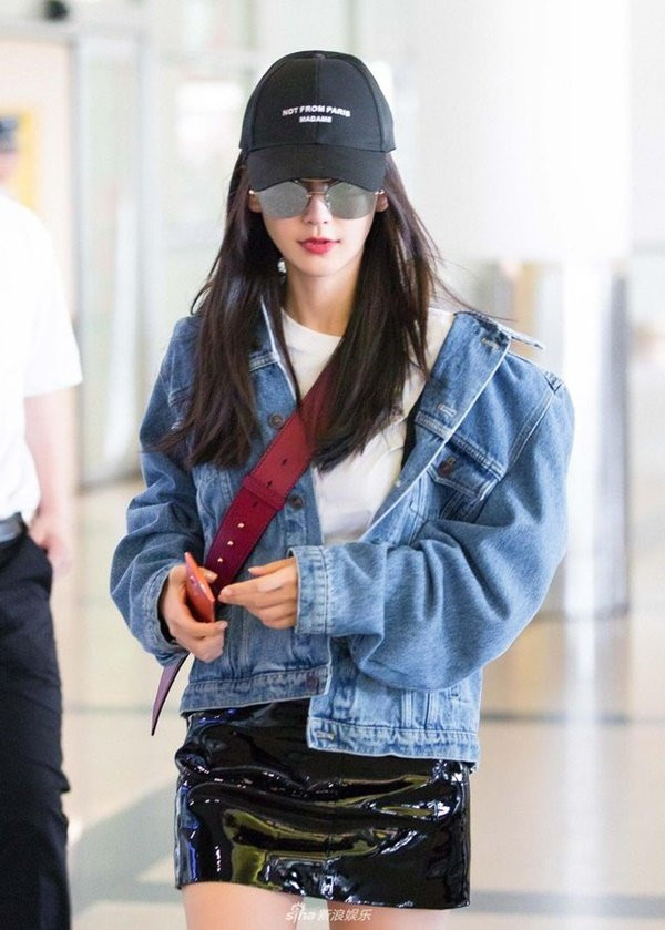 Mix chân váy da dáng hơi ôm với áo thun trắng rồi khoác áo denim bên ngoài. Nhìn bạn sẽ vừa sành điệu vừa "cool ngầu" đấy nhé.