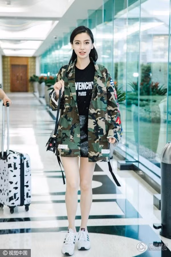 Một chiếc áo khoác quân đội sành điệu, bất chấp thời tiết đỏng đảnh của mùa thu nhé. Chọn chiếc áo này thì nên mix cùng áo thun đen và chân váy chữ A và giày thể thao trắng khỏe khoắn.