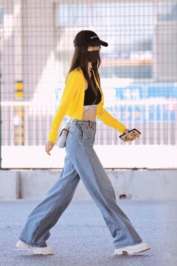 Với vòng eo nhỏ và đôi chân dài như Angela Baby thì bạn có thể mix áo bra thể thao cùng áo khoác cardigan màu mè với quần jean ống rộng khiến bạn thật nổi bật và cá tính.