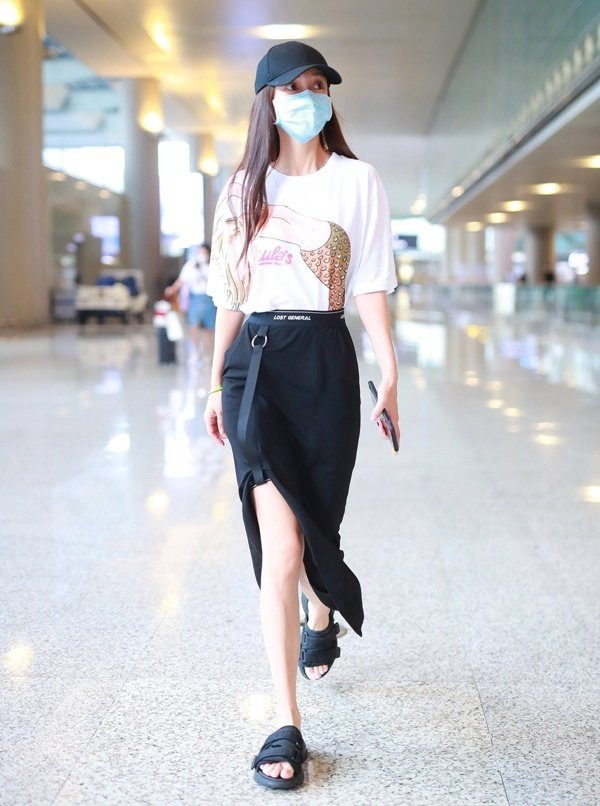  Angela Baby không được đánh giá quá cao về diễn xuất nhưng nói về thời trang thì ít ai trong Cbiz có thể sánh bằng. Cô sở hữu gu thời trang khá đỉnh cao, đáng học hỏi với cách mix&amp;match đồ tinh tế, phù hợp. Áo tay lỡ kết hợp cùng chân váy xẻ với 2 màu trắng - đen không bao giờ lỗi mốt như Angela Baby dạo phố, đi mua sắm. Set đồ sẽ trở nên hoàn hảo hơn nếu bạn mix cùng đôi xăng đan và mũ lưỡi trai cùng tông đen như nữ diễn viên Hoa ngữ.