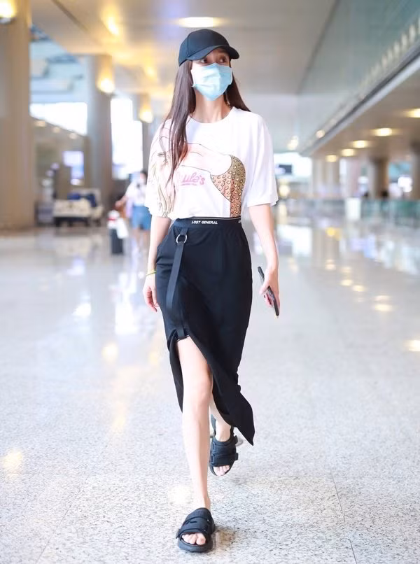  Angela Baby không được đánh giá quá cao về diễn xuất nhưng nói về thời trang thì ít ai trong Cbiz có thể sánh bằng. Cô sở hữu gu thời trang khá đỉnh cao, đáng học hỏi với cách mix&amp;match đồ tinh tế, phù hợp. Áo tay lỡ kết hợp cùng chân váy xẻ với 2 màu trắng - đen không bao giờ lỗi mốt như Angela Baby dạo phố, đi mua sắm. Set đồ sẽ trở nên hoàn hảo hơn nếu bạn mix cùng đôi xăng đan và mũ lưỡi trai cùng tông đen như nữ diễn viên Hoa ngữ.