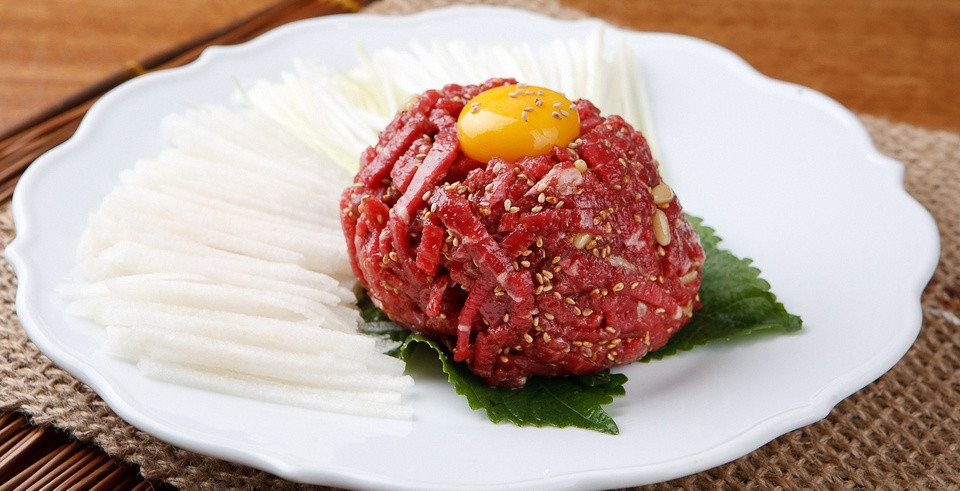 br/> Yuk-hoe: Đây là món ăn khá nổi tiếng của ẩm thực Hàn Quốc, được làm từ nhiều loại thịt sống. Trong đó, phổ biến nhất là thịt bò, đôi khi thịt ngựa cũng được sử dụng. Ảnh: Tasteatlas.