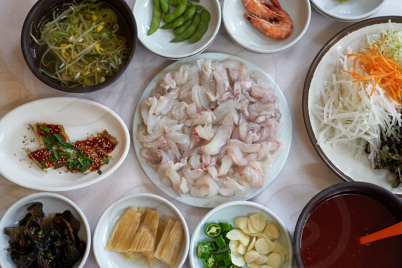  Hwareo-hoe: Khác với sashimi, hwareo-hoe là cá tươi sống được lọc lấy thịt và ăn ngay, thường là với sốt chấm từ tương ớt gochujang, như cho-gochujang (tương ớt trộn dấm) hay ssamjang (tương ớt trộn với sốt đậu nành). Ảnh: Snapwire.