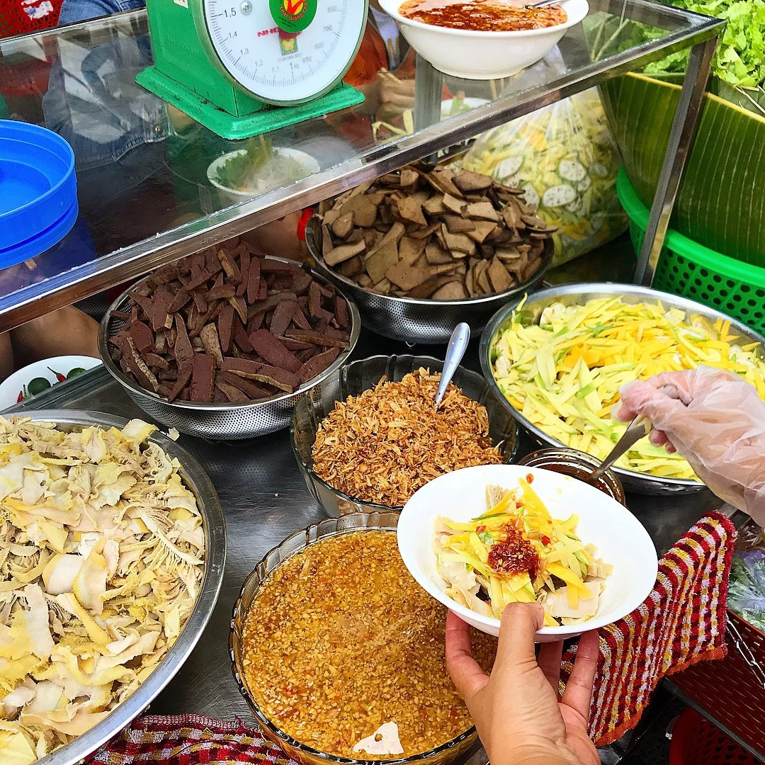 Phá lấu trộn ở Đà Nẵng là món ăn chơi được nhiều ưa chuộng. Người ta kết hợp lòng bò (lá sách, gan…) luộc kỹ, xắt lát mỏng với các loại rau sống, chuối chát, xoài xắt nhuyễn, thêm mắm gừng, hành phi... Món ăn này thoạt nhìn khá đơn giản, nhưng rất bắt vị. Ảnh: Nguyễn Nhật Thiên.