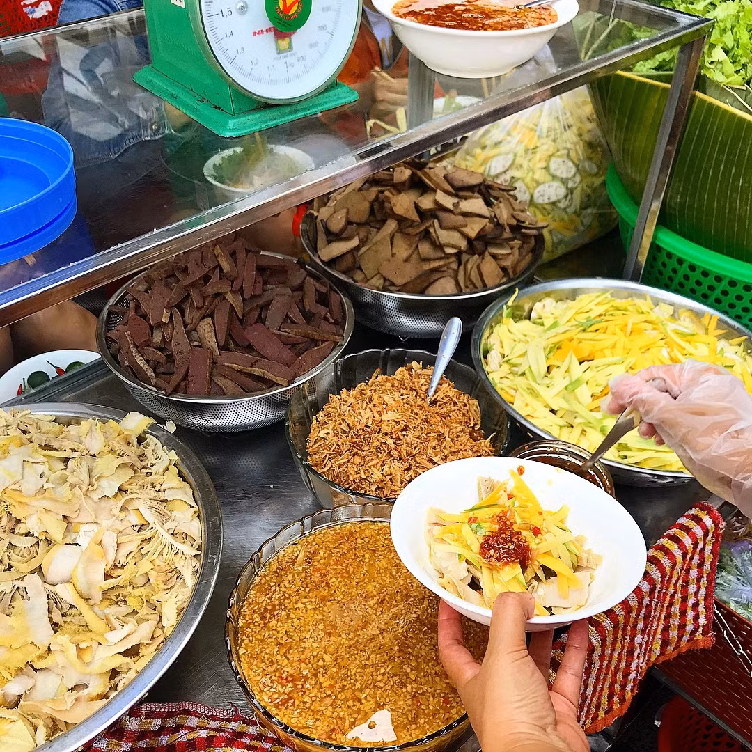 Phá lấu trộn ở Đà Nẵng là món ăn chơi được nhiều ưa chuộng. Người ta kết hợp lòng bò (lá sách, gan…) luộc kỹ, xắt lát mỏng với các loại rau sống, chuối chát, xoài xắt nhuyễn, thêm mắm gừng, hành phi... Món ăn này thoạt nhìn khá đơn giản, nhưng rất bắt vị. Ảnh: Nguyễn Nhật Thiên.