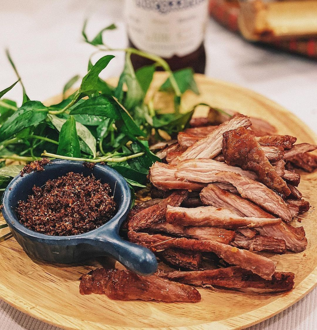Phú Yên có đặc sản bò một nắng hấp dẫn, làm từ thịt bò cỏ non tơ tẩm ướp gia vị, phơi nắng tự nhiên hoặc dùng lò than sấy. Khi ăn, bò một nắng được nướng liu riu trên lửa than, xé sợi, chấm muối kiến vàng. Thịt bò hơi khô dai, giữ được vị ngọt tự nhiên. Ảnh: Đinh Thế Bảo.