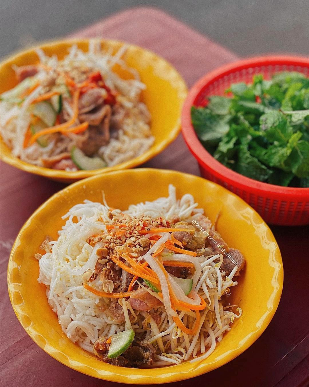 Bún bò xào là món ăn khá phổ biến ở phố biển Phan Thiết (Bình Thuận). Thịt bò được xát lát mỏng, có thể thêm thịt heo, ướp gia vị, sả, ớt... xào xăm xắp nước. Phần thịt xào với nước dùng được chan vào tô bún tươi, có thể thêm nem chua, ít rau thơm, giá sống, đồ chua, ớt tươi xay nhuyễn, tóp mỡ giòn rụm, đậu phộng rang bùi... Khi ăn, thực khách chỉ cần trộn đều các thành phần là có thể thưởng thức ngay. Ảnh: Wheretoeat.inphanthiet.