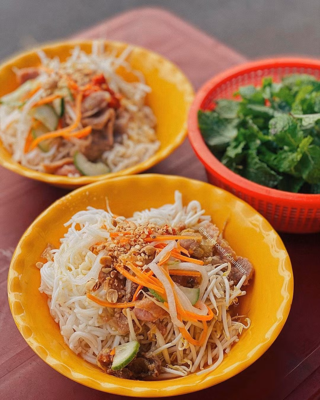 Bún bò xào là món ăn khá phổ biến ở phố biển Phan Thiết (Bình Thuận). Thịt bò được xát lát mỏng, có thể thêm thịt heo, ướp gia vị, sả, ớt... xào xăm xắp nước. Phần thịt xào với nước dùng được chan vào tô bún tươi, có thể thêm nem chua, ít rau thơm, giá sống, đồ chua, ớt tươi xay nhuyễn, tóp mỡ giòn rụm, đậu phộng rang bùi... Khi ăn, thực khách chỉ cần trộn đều các thành phần là có thể thưởng thức ngay. Ảnh: Wheretoeat.inphanthiet.