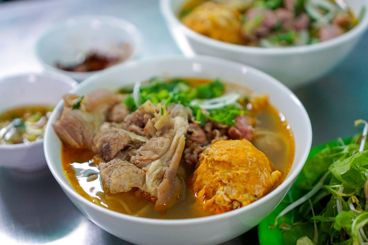 Bún bò Huế nằm trong top 100 món ăn đạt giá trị ẩm thực châu Á được Tổ chức Kỷ lục châu Á công nhận. Tại xứ Huế, người ta thường chỉ gọi là bún bò, trong khi các vùng miền khác trên cả nước gọi bún bò Huế để dễ nhận diện. Món ăn nổi tiếng của đất cố đô có hương vị đặc trưng với giò heo, bò bắp, bò tái, gân, chả cua, huyết bò, nước dùng đậm vị mắm ruốc Huế, sả... Ảnh: Thảo Ly.