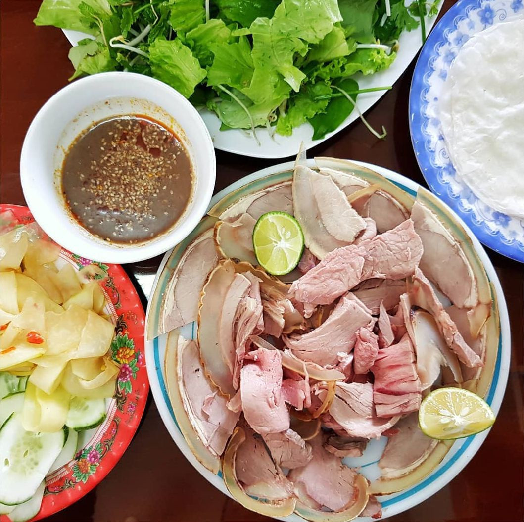 Thuộc thị xã Điện Bàn, tỉnh Quảng Nam, Cầu Mống là ngôi làng nhỏ nằm ở phía bắc cầu Câu Lâu, bắc qua sông Thu Bồn. Nơi đây có đặc sản bê thui Cầu Mống nổi tiếng. Những miếng thịt bê được xắt mỏng, chín tái, có màu hồng đào đẹp mắt, bên ngoài là lớp da vàng giòn, không quá khô. Ăn kèm bê thui là bánh tráng, các loại rau thơm, mắm cái, ớt xanh, dưa leo, chuối chát... Ảnh: Kiên Nguyễn.