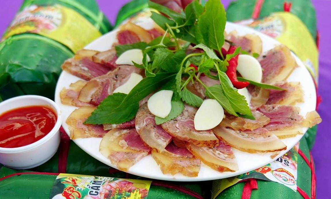 Miền Trung có những đặc sản giò, chả nổi tiếng như giò bê Nghệ An, chả bò Đà Nẵng. Giò bê Nghệ An còn gọi là giò me, do làm từ thịt bê, còn gọi là thịt me theo tiếng địa phương, khi xắt thành từng lát mỏng sẽ thấy phần thịt ửng hồng, bọc ngoài là lớp bì vàng như keo. Chả bò Đà Nẵng có màu hồng nhạt đẹp mắt, làm từ thịt bò hảo hạng với các gia vị như hành, tiêu, tỏi, nước mắm... Ảnh: Sỹ Hưng/Báo Nghệ An.