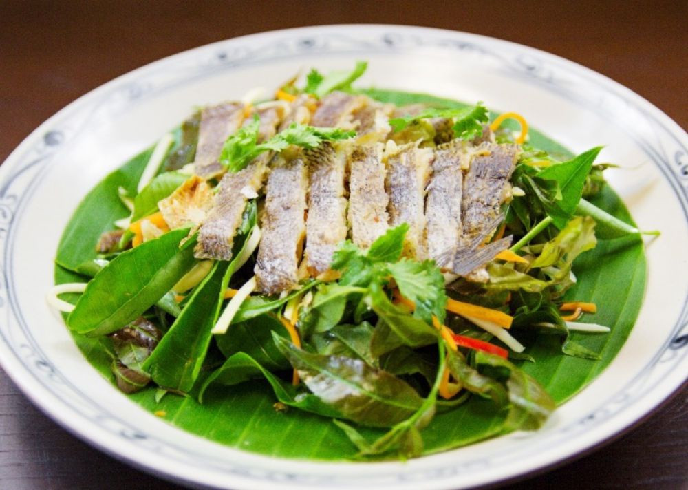  Gỏi sầu đâu: Về miền Tây, du khách có thể thưởng thức gỏi sầu đâu, làm từ lá non, hoa của cây sầu đâu với vị đăng đắng, chan chát đặc trưng. Nguyên liệu để trộn gỏi thường là khô cá lóc, khô cá sặc, thịt ba rọi luộc thái mỏng, dưa leo, cà chua, nước mắm pha... Ảnh: Mekong Kitchen.