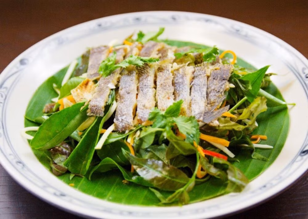  Gỏi sầu đâu: Về miền Tây, du khách có thể thưởng thức gỏi sầu đâu, làm từ lá non, hoa của cây sầu đâu với vị đăng đắng, chan chát đặc trưng. Nguyên liệu để trộn gỏi thường là khô cá lóc, khô cá sặc, thịt ba rọi luộc thái mỏng, dưa leo, cà chua, nước mắm pha... Ảnh: Mekong Kitchen.