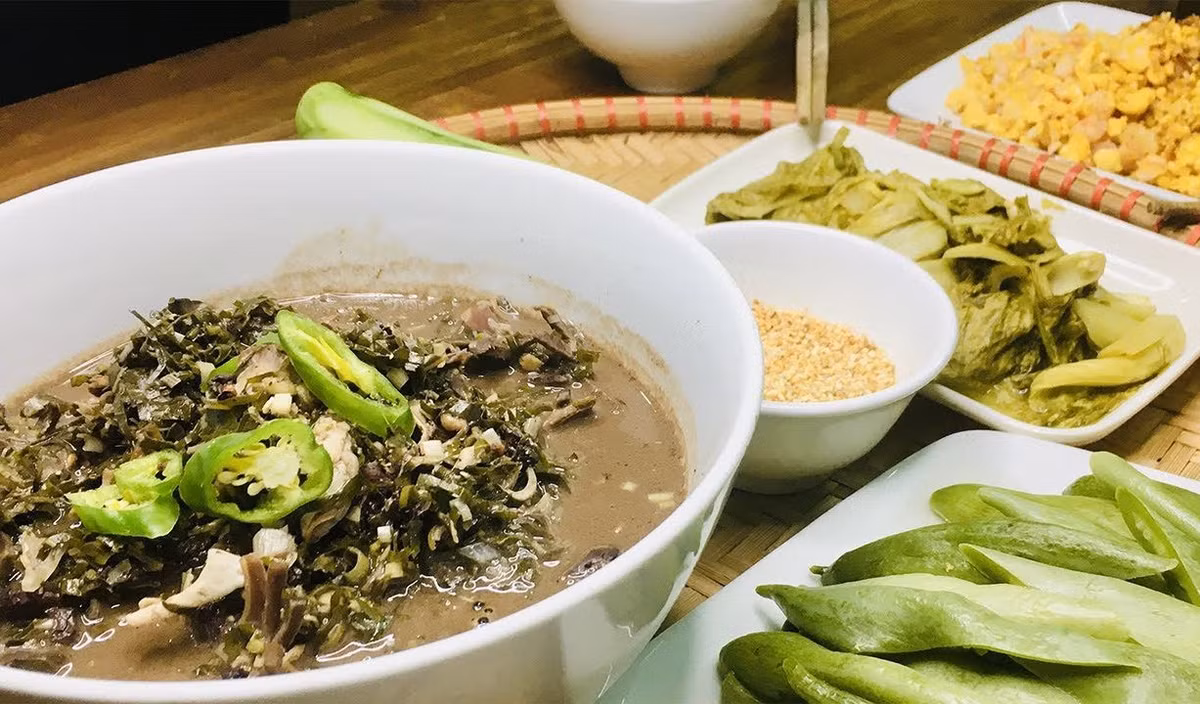  Canh lá đắng: Đến Thanh Hóa, nhất là khu vực miền núi, du khách có thể thưởng thức món canh lá đắng độc đáo. Món ăn khi mới thưởng thức có thể đem lại vị rất đắng, nhưng để lại hậu vị thanh mát hấp dẫn. Canh lá đắng thường nấu cùng thịt gà, lòng gà, song hiện nay cũng được nấu với thịt lợn, lòng lợn, cá mương... Ảnh: Kids Family Food.