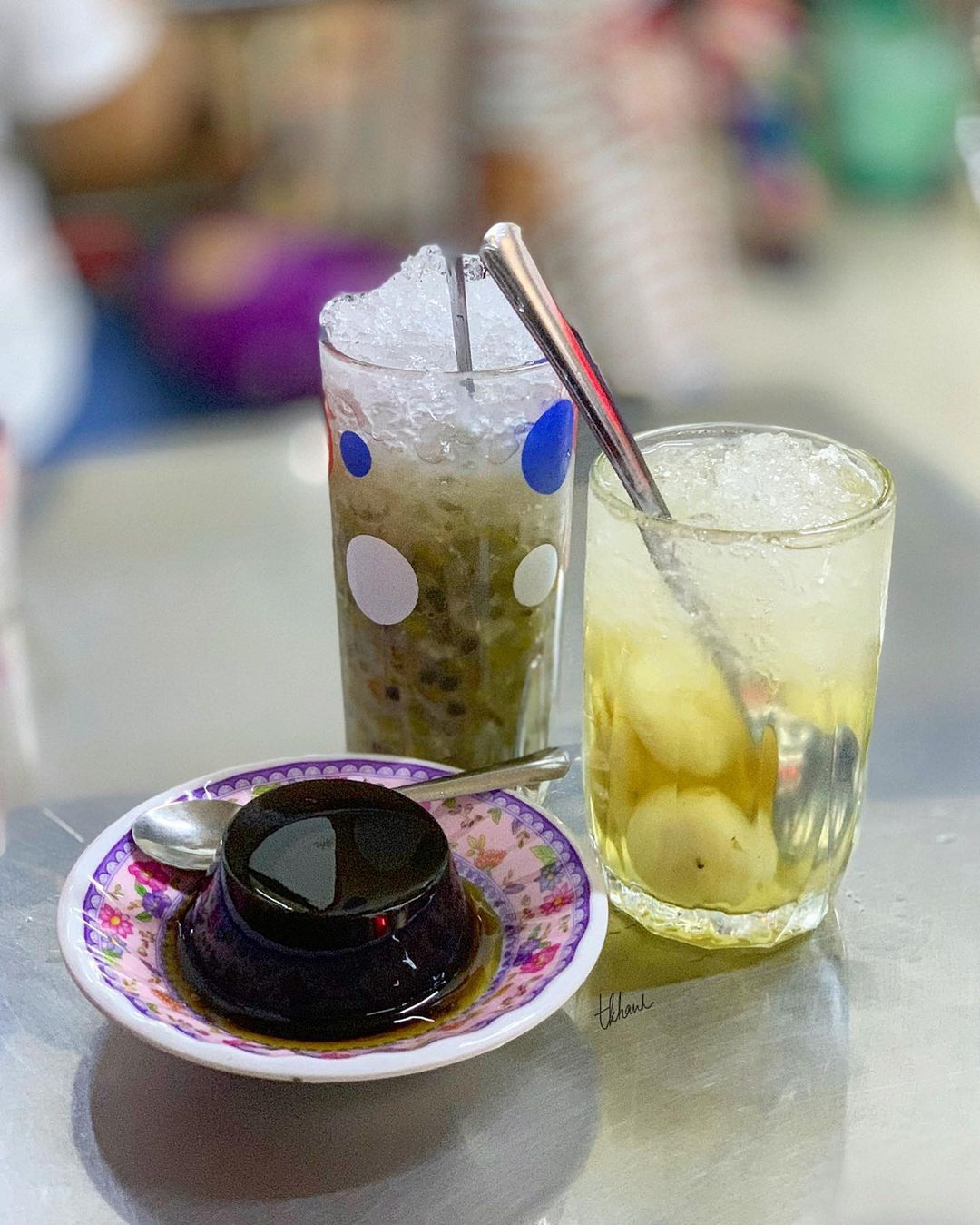  Cao quy linh: Đến khu Chợ Lớn ở TP.HCM, bạn có thể thưởng thức món cao quy linh, hay quy phục linh của người Hoa, có dạng thạch mềm, màu đen, chế biến từ nhiều loại thảo dược, nổi bật vị đắng đặc trưng. Để giảm bớt vị đắng này, thực khách có thể dùng kèm sữa đặc, mật ong... rưới lên. Ảnh: Tkhanh.foodie.