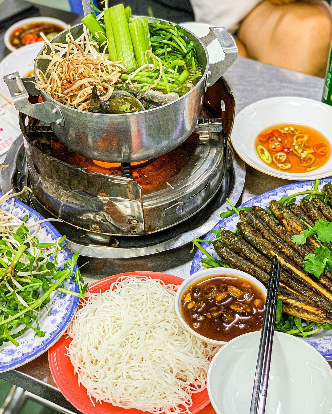  Rau đắng: Ở Nam Bộ, rau đắng thường được ăn kèm trong món lẩu cá kèo, cá kèo nướng, cá kèo chiên giòn... Vị đăng đắng đặc trưng của rau đắng kết hợp cùng vị ngọt thịt, beo béo của cá kèo hấp dẫn người ăn. Ngoài ra, ở Nam Bộ, cháo cá lóc rau đắng, canh rau đắng... cũng rất được ưa chuộng. Rau đắng không chỉ là thực phẩm, mà còn được biết đến như vị thuốc hữu ích. Ảnh: Rio.thefoodlist_.