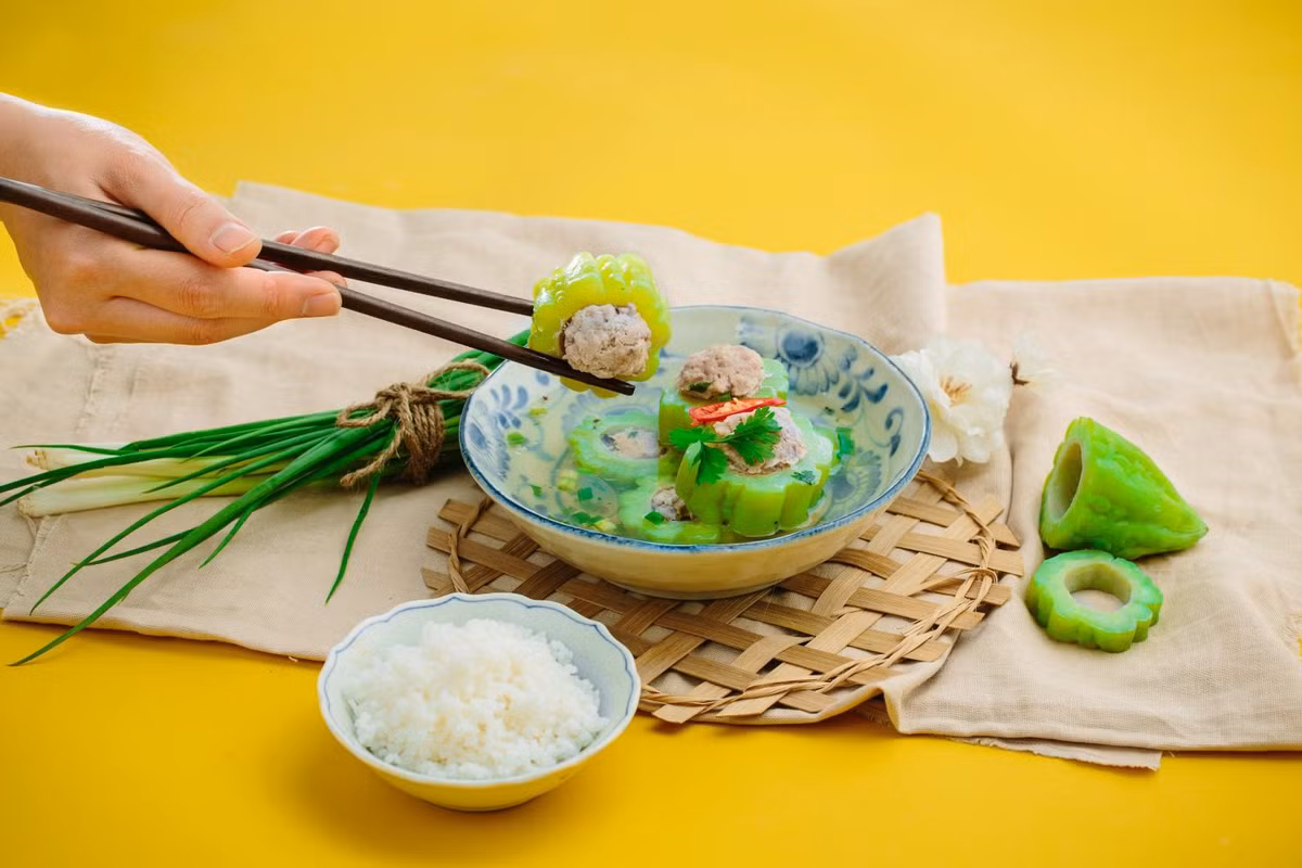  Khổ qua: (mướp đắng) là món ăn quen thuộc trong ẩm thực Việt Nam, được cho là giúp thanh nhiệt, giải độc. Vị đắng đặc trưng của khổ qua có thể khó ăn với một số người, song lại hấp dẫn với nhiều người khác. Nguyên liệu này được chế biến thành các món ngon như canh khổ qua nhồi thịt, khổ qua xào trứng, gỏi khổ qua tôm thịt, khổ qua ăn sống với chà bông... Ở miền Nam, trong ngày Tết thường không thể thiếu khổ qua, với ý nghĩa theo lối chơi chữ là cầu mong mọi việc khổ sẽ qua. Ảnh: Helen Lê.