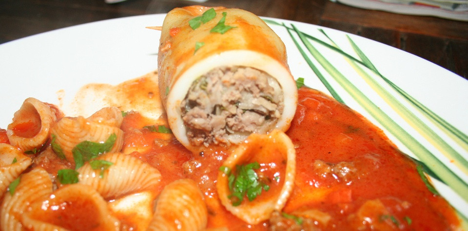 br/> Đặc biệt, thực khách sẽ dùng từng khoanh mực nhồi với loại sốt thơm ngậy từ bơ, hẹ tây, lá nguyệt quế. Mực nhồi giòn sật kiểu Pháp có thể đem hấp hoặc nướng, ăn như món khai vị hoặc ăn kèm với các loại mì spagetti, cơm trắng. Ảnh: Canalblog.