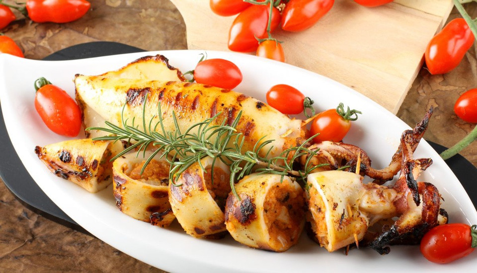 br/> Mực nhồi (encornet farcis) luôn nằm trong thực đơn những món hải sản tươi ngon của nền ẩm thực tinh tế nước Pháp. Các đầu bếp sẽ luôn sáng tạo trong việc chế biến phần nhồi bên trong mực ống. Nguyên liệu có thể là sự kết hợp của vụn bánh mì, bơ, sữa, cà rốt, cần tây, hành tây và các loại rau thơm. Ảnh: Lacademie du Gout.