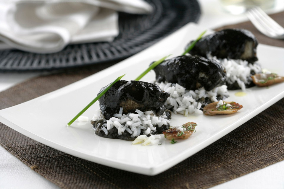 br/> Trong ảnh là món ăn truyền thống của Tây Ban Nha với tên gọi chipirones en su tinta, có nguồn gốc từ xứ Basque, vùng đất nổi tiếng về ẩm thực. Đặc biệt, món mực này được đem sốt kèm với chính túi mực để tạo màu sắc ấn tượng. Ảnh: ABC de Sevilla.