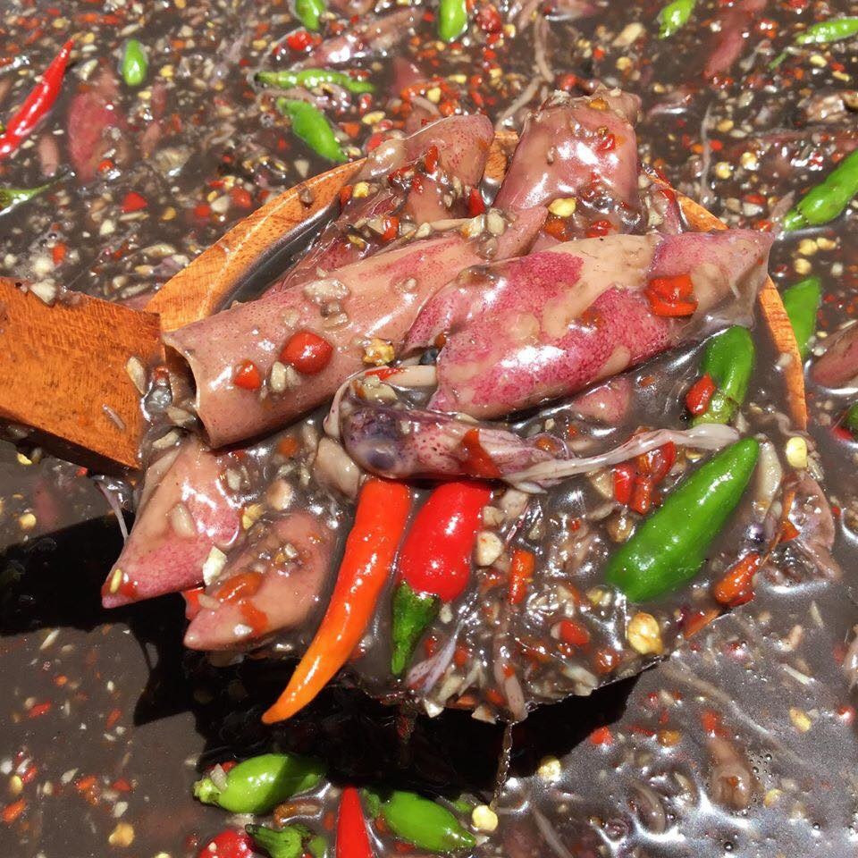 Vùng biển Bình Định, Phú Yên có đặc sản mắm mực độc đáo, với màu ánh đen đặc trưng. Người ta dùng những con mực nhỏ cỡ ngón tay cái, thường gọi là mực cơm, mực sữa để muối mắm. Mắm mực pha với tỏi, ớt có thể ăn cùng bún, thịt luộc, rau thơm... hấp dẫn. Ảnh: Voso.