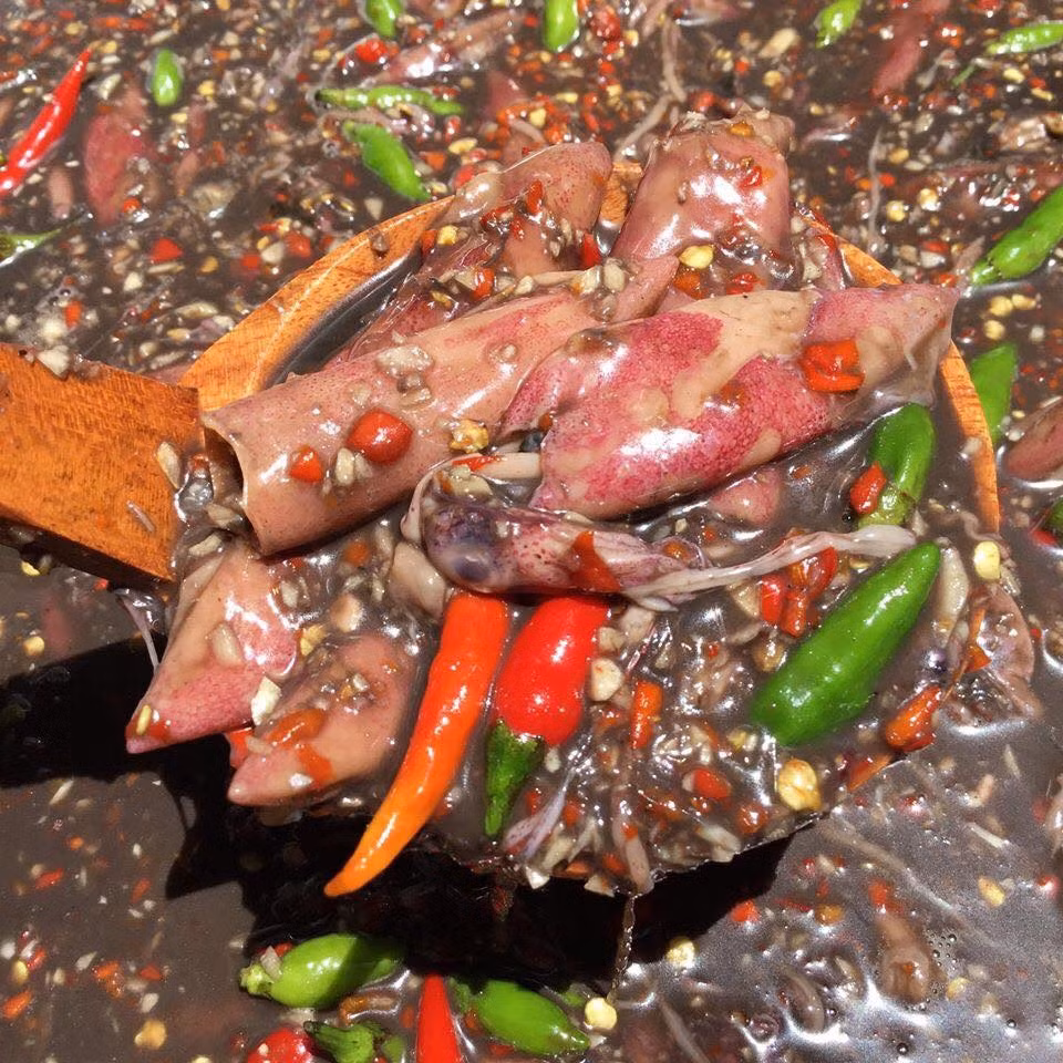 Vùng biển Bình Định, Phú Yên có đặc sản mắm mực độc đáo, với màu ánh đen đặc trưng. Người ta dùng những con mực nhỏ cỡ ngón tay cái, thường gọi là mực cơm, mực sữa để muối mắm. Mắm mực pha với tỏi, ớt có thể ăn cùng bún, thịt luộc, rau thơm... hấp dẫn. Ảnh: Voso.