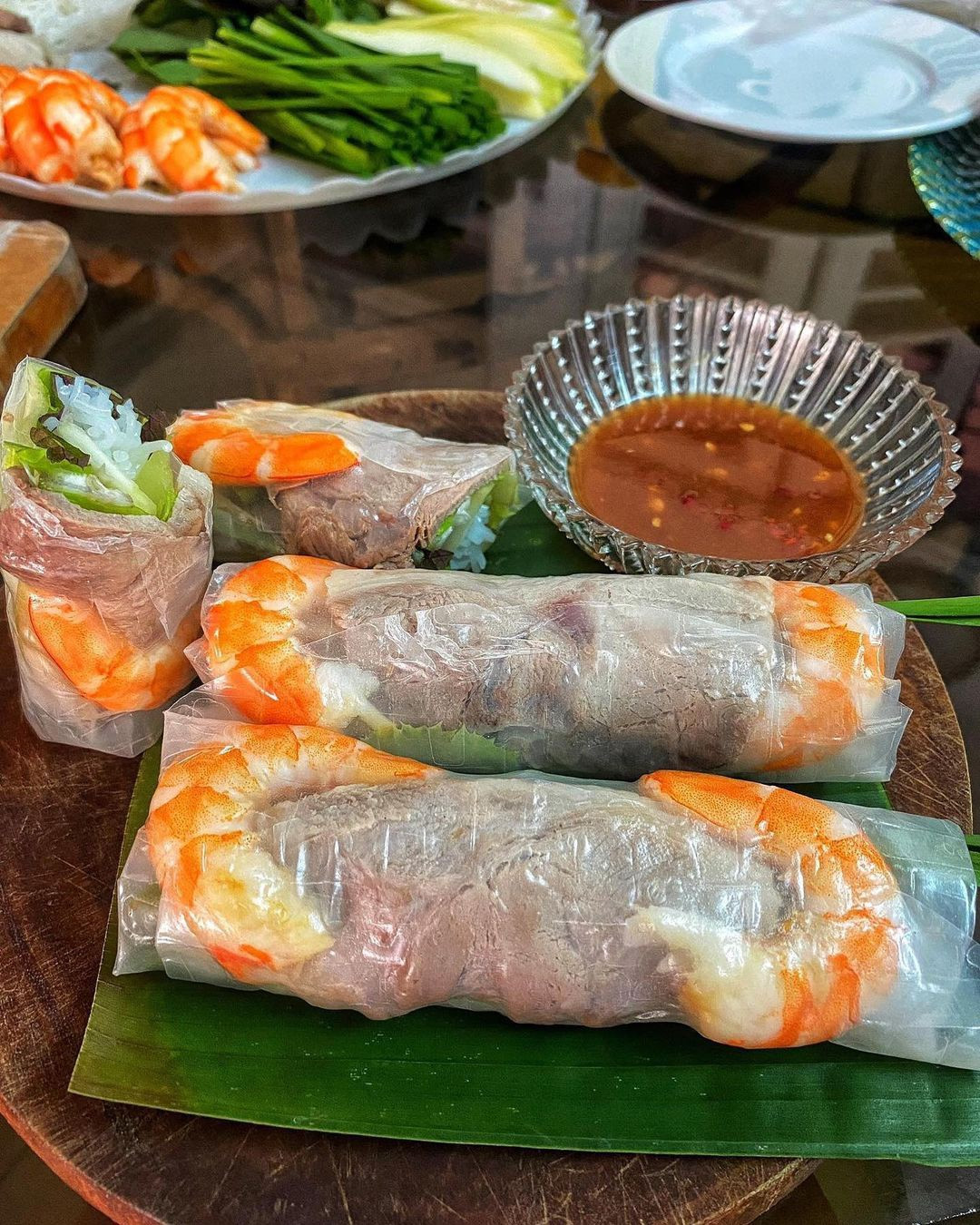 Vùng đất Gò Công ở Tiền Giang có đặc sản mắm tôm chà nổi tiếng. Người ta sử dụng tôm đất, tôm bạc tươi sống, làm sạch, ngâm qua rượu, giã nhuyễn với tỏi, ớt, muối... Hỗn hợp tôm sau khi ủ được chà qua rây để gạn thịt, đem phơi nắng. Khi thưởng thức, thực khách sẽ pha mắm tôm chà với chút chanh, đường, tỏi, ớt... để làm nước chấm. Ảnh: Bep.nha.punn.