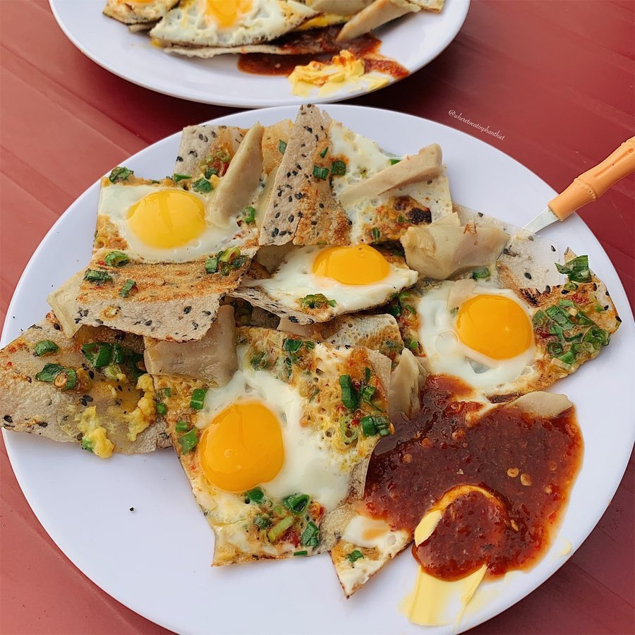 Ở Ninh Thuận, Bình Thuận, mắm ruốc khá phổ biến, được làm từ mắm sống cùng với tỏi, ớt, đường, me... nấu lên, cho ra hỗn hợp mắm ruốc đủ vị chua, cay, mặn, ngọt hấp dẫn. Mắm ruốc có thể dùng để chấm xoài, cóc, ổi, bánh tráng mỏng, bánh tráng nướng... Cầu kỳ hơn, người ta cũng phết mắm ruốc lên bánh tráng, thêm trứng, hành lá, nem, chả... rồi nướng lên. Ảnh: Wheretoeat.inphanthiet.