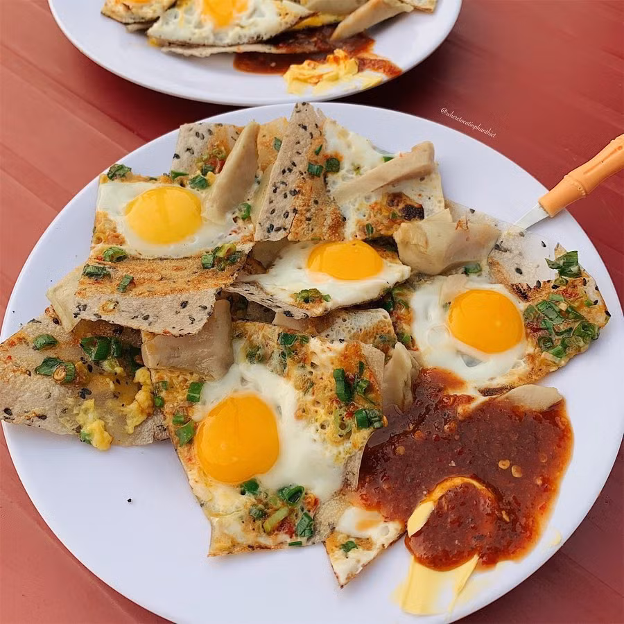 Ở Ninh Thuận, Bình Thuận, mắm ruốc khá phổ biến, được làm từ mắm sống cùng với tỏi, ớt, đường, me... nấu lên, cho ra hỗn hợp mắm ruốc đủ vị chua, cay, mặn, ngọt hấp dẫn. Mắm ruốc có thể dùng để chấm xoài, cóc, ổi, bánh tráng mỏng, bánh tráng nướng... Cầu kỳ hơn, người ta cũng phết mắm ruốc lên bánh tráng, thêm trứng, hành lá, nem, chả... rồi nướng lên. Ảnh: Wheretoeat.inphanthiet.