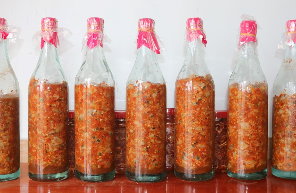 Mắm sò Lăng Cô là một trong những đặc sản mắm nổi tiếng ở Thừa Thiên - Huế. Lăng Cô hiện là thị trấn thuộc huyện Phú Lộc của tỉnh này, có vịnh biển đẹp. Nguyên liệu để làm mắm sò là sò lông, thường được người dân địa phương gọi là con sặc. Ảnh: Quahueonline.