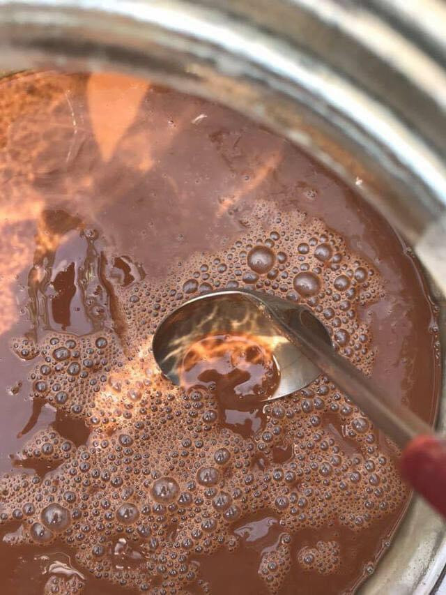 Một số địa phương Bắc Bộ, Bắc Trung Bộ có đặc sản mắm rươi, mắm cáy đặc sắc. Nguyên liệu chính để làm mắm là rươi, cáy sống ở vùng nước lợ ven biển ở đây, được chế biến công phu. Mắm rươi, mắm cáy thường được dùng để chấm rau luộc, thịt luộc... Ảnh: Dacsandongtrieu.